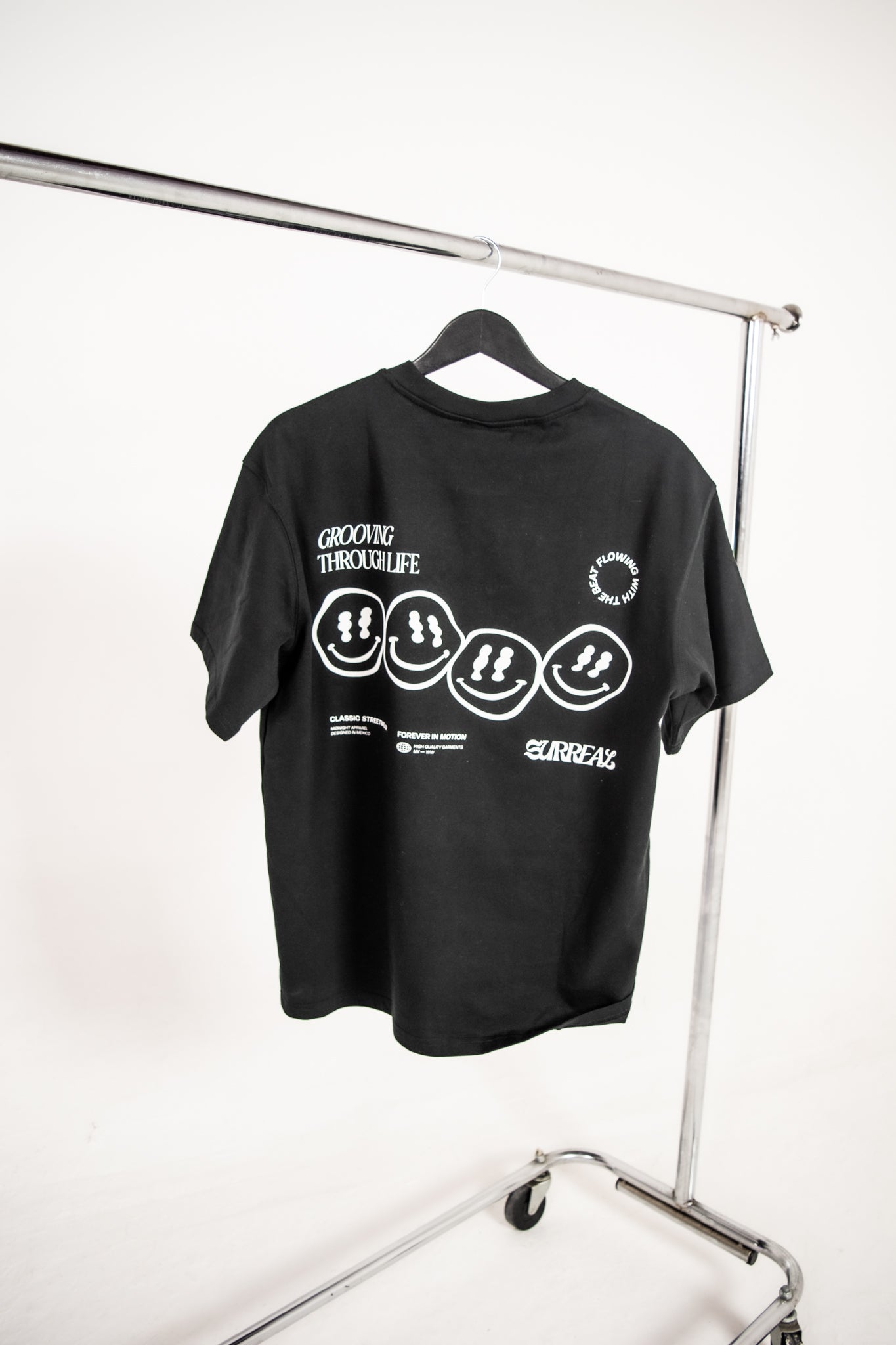 GROOVING SMILES T-SHIRT